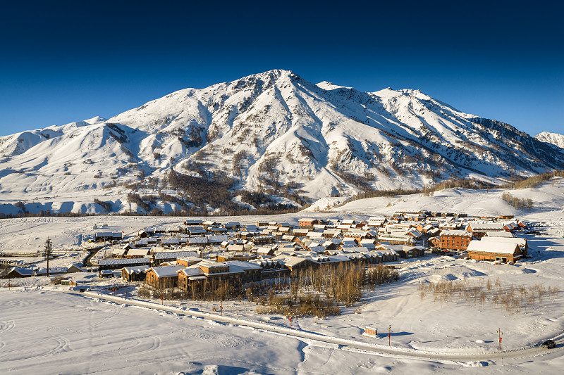 冬季阿勒泰雪原与禾木雪屋